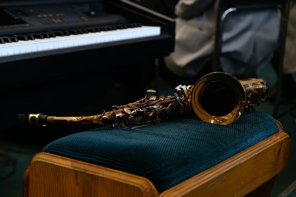 The musician from Aspen placed the saxophone on the chair just before starting the concert