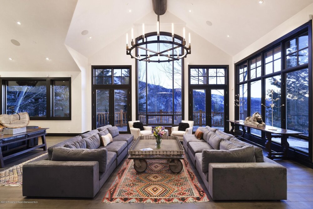 A luxury hotel with overlooking view of beautiful mountain in Aspen