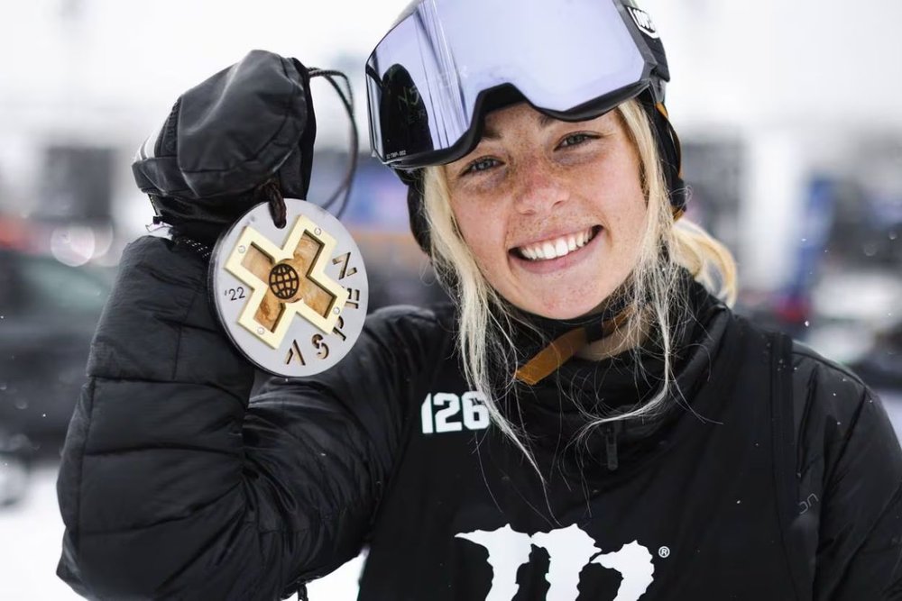 Zoi Sadowski-Synnott is celebrating her medal in the x games competition in aspen