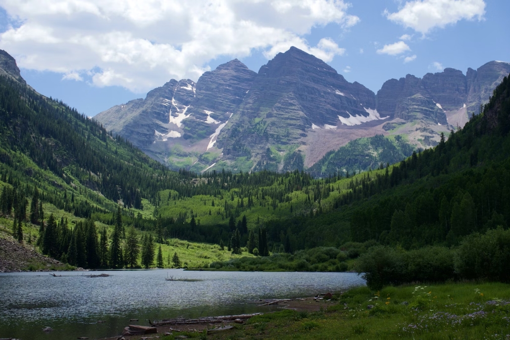 Beautiful Maroon Bells in Colorado, with picturesque mountains and a peaceful landscape perfect for a romantic elopement.
