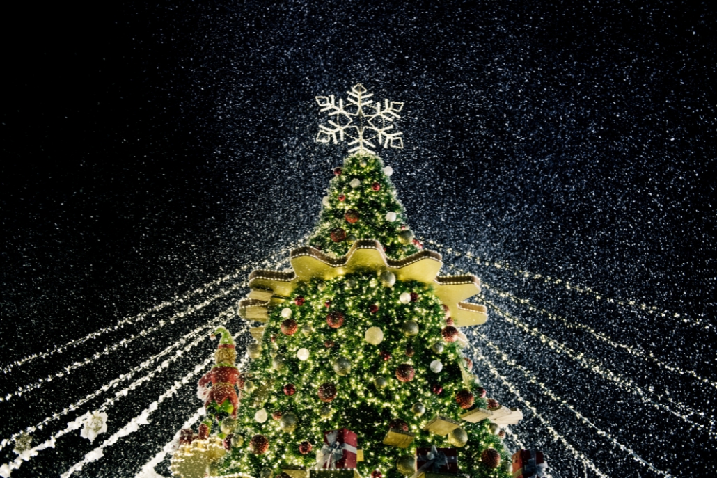 The Aspen Christmas Tree Lighting Ceremony features a large Christmas tree illuminated at night, creating a festive atmosphere.