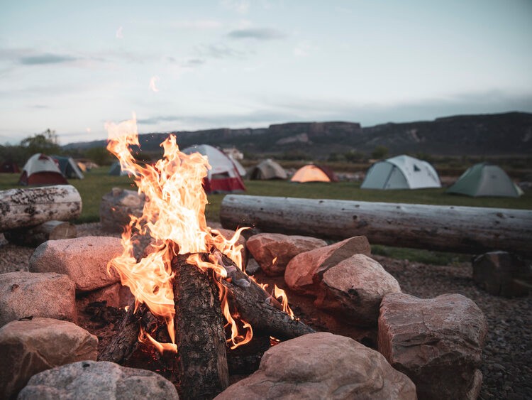 7D3A6998 A warm campfire glows brightly in Aspen camping spot, creating a cozy outdoor atmosphere.