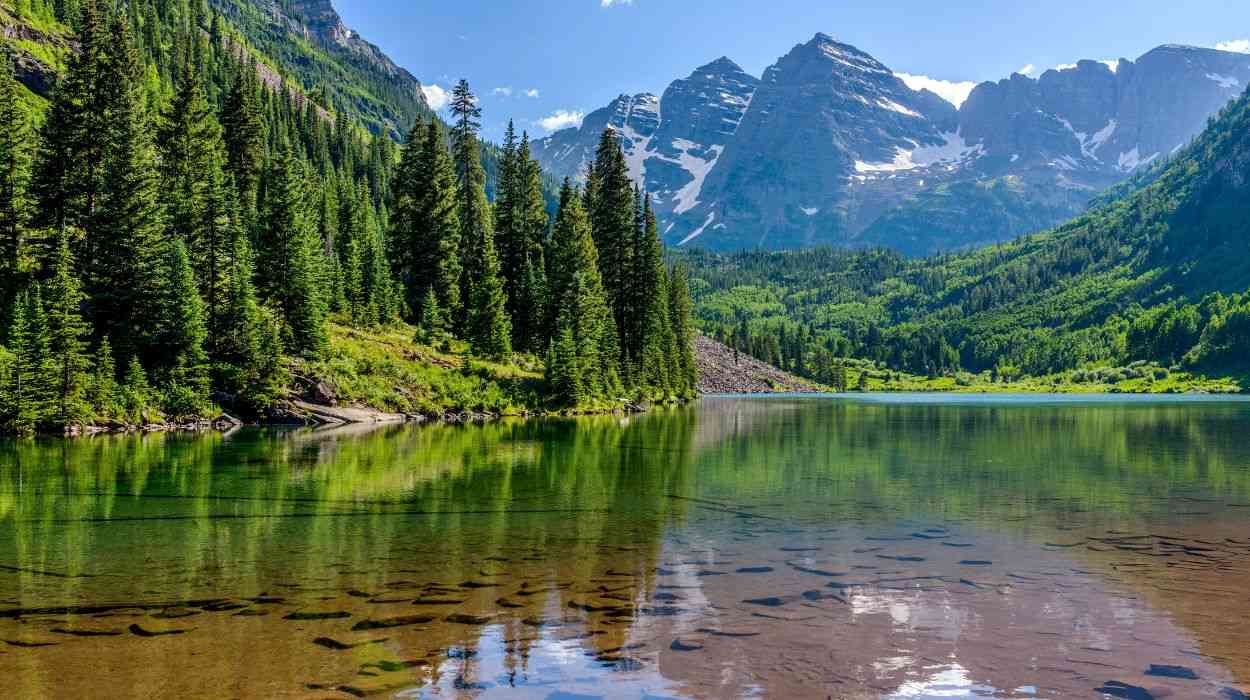 Summer-Travel-in-Aspen-Outdoor-Adventures-in-Aspen-1 Aspen summer travel with scenic mountain lake and luxury outdoor nature experience