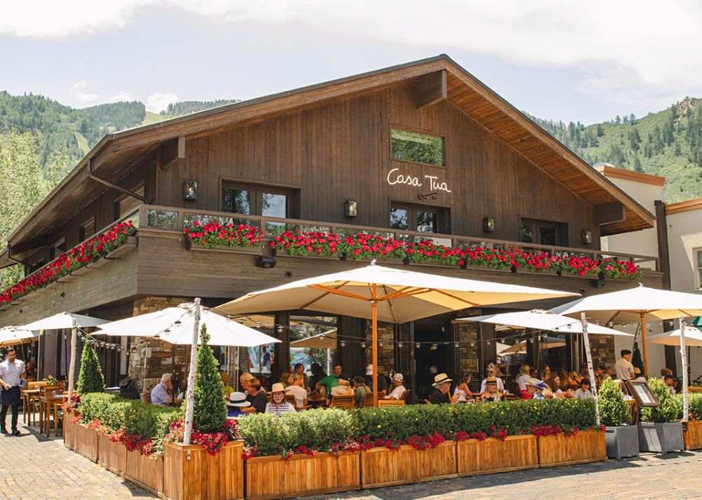 Summer-Travel-in-Aspen-Tailored-Summer-Itineraries Aspen summer travel with luxury outdoor dining and vibrant mountain restaurant experience